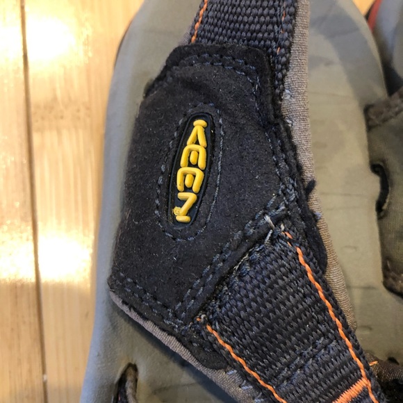🎉Host Pick🎉Like-New Keen Kanyon Trail BLK/ORANGE Waterproof Sandals - Picture 4 of 8